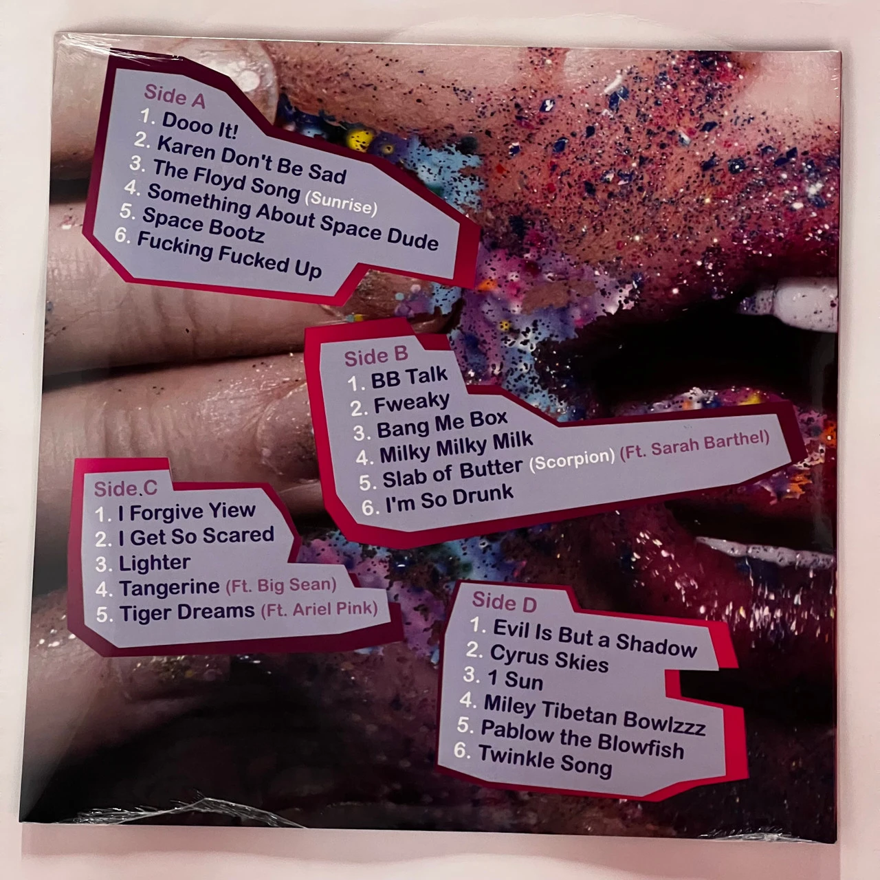Miley Cyrus & Her Dead Petz